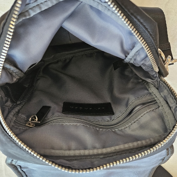 Levenger Adventure Black Utility Multi Pocket Crossbody Bag Messenger Travel - Picture 4 of 9